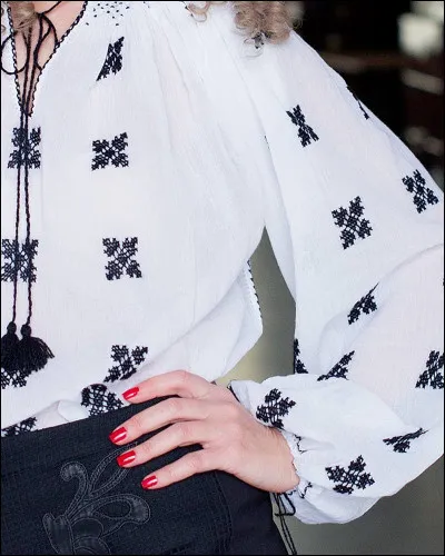 Une étoile polaire cousue sur une blouse roumaine serait symbole de...