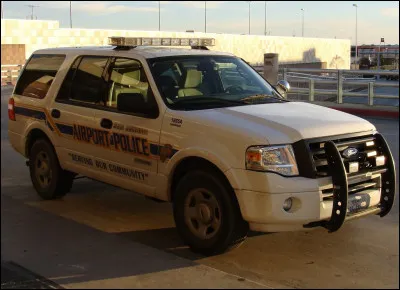 Afin de garantir une protection de la zone aéroportuaire, la police quadrille l'ensemble du site. Quel type de véhicule s'agit-il ici ?