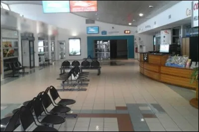 Vous arrivez ensuite à l'accueil. De quelle couleur sont les chaises ?