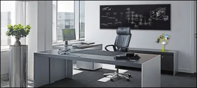 Dans la même pièce, le directeur de l'aéroport possède un bureau. Combien de personnes peuvent s'asseoir ici ?