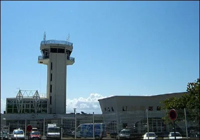 Cette tour permet de contrôler et de guider les avions et hélicoptères qui s'apprêtent à décoller ou à atterrir. Ceci est une tour de...