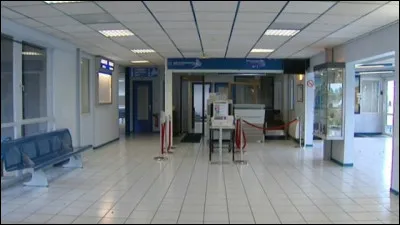 Mais avant d'embarquer dans l'avion, vous devez passer par la caisse...