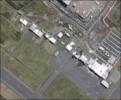 Votre avion n'est pas encore arrivé, que dites-vous de venir faire un tour sur le tarmac ? Combien d'hélicoptères peuvent prendre place dans les emplacements qui leur sont dédiés ?