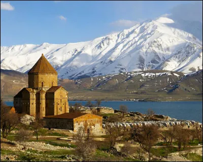 Quel chanteur franco-arménien décédé en 2018 a enregistré près de 1 200 chansons interprétées en plusieurs langues ?