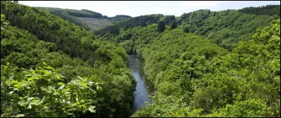 Tu dois traverser une rivière à courant puissant, que fais-tu ?