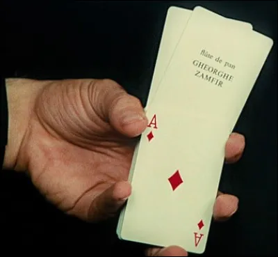 Il interprète un "espion magicien" dans "Le Grand Blond avec une chaussure noire", et assure le générique...