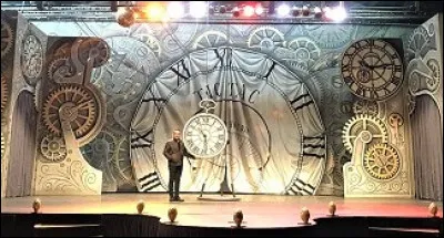 Son vrai nom est Hervé Bittoun.