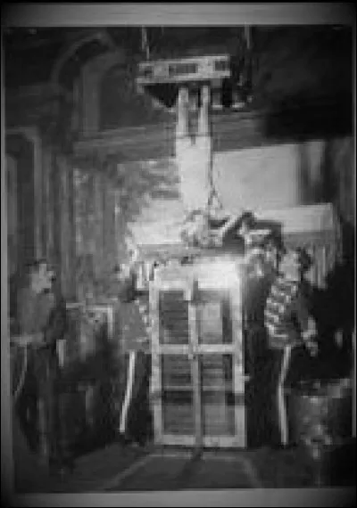 Connu pour son art de l'illusion et de l'escapologie. Il défie la police de Chicago qu'il peut se libérer d'une cellule de leur prison en moins de 30 minutes. Il y parvient en 3 minutes !