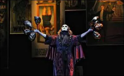 Expert il manipule cartes, pièces et autres objets. "Magnus" s'inspire d'éléments de kabuki (masques, théâtre japonais). Et c'est toujours mieux avec des confettis...