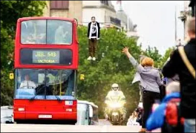 "... Magicien de l'impossible" est une émission de téléréalité sur Discovery Science et RMC Découverte, qui suit la vie de Steven Frayne magicien britannique pour un tour du monde à la rencontre d'anonymes dans la rue.