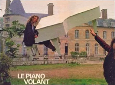 Illusionniste et hypnotiseur français qui a popularisé la magie à la télé dès les années 60 lors de séquences cultes (Coluche, Thierry Le Luron). Son regard a marqué sa génération...