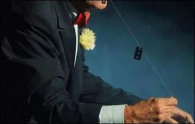 Double nationalité autrichienne et française, reconnu pour ses cannes et lames de rasoirs et ses numéros comiques parfois très décalés...