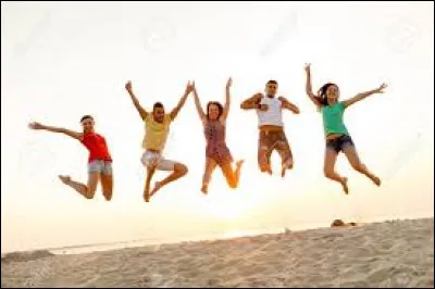 Excuse-moi je ne t'ai même pas demandé. Avec qui es-tu en voyage ?