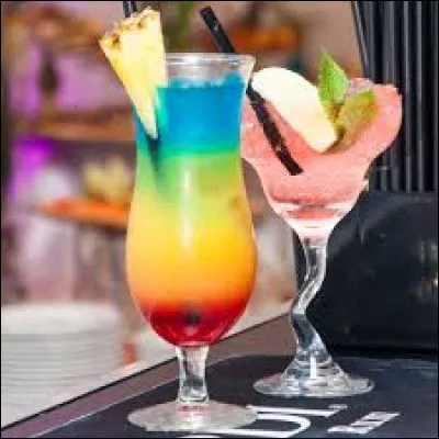 À ton retour de "vacances de vacances", l'hôtel t'offre la possibilité de choisir ton cocktail d'accueil parmi ces quatre. Lequel prends-tu ?