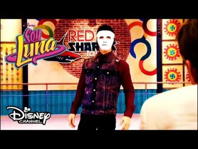 Dans la saison 3, qui est la personne cachée derrière ce masque et qui se présente pour faire partie de l'équipe des Redsharks ?