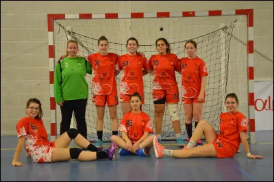 Lors de la saison 2019-2020, contre quelle équipe nos - 18 féminines avaient-elles obtenu leur première victoire ?