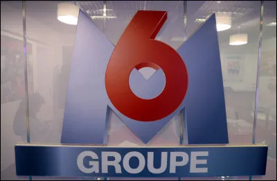 Qui est à la présentation de l'émission « 100% Foot » sur M6 depuis 2018 ?