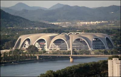 Si on assiste à un match au stade du Premier Mai, dans quel pays sommes-nous ?