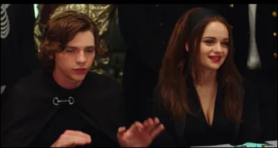 Quel vu fait Elle lorsqu'elle souffle les bougies de son gâteau d'anniversaire ?