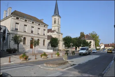 Petite ville de 5 000 habitants du département de la Côte-d'Or, située dans la plaine de la Saône, traversée par la Tille :