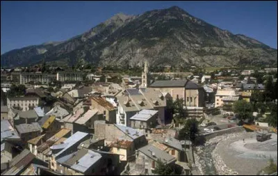 Petite ville des Alpes, dans le département des Hautes-Alpes, porte du Queyras, située à la sortie des gorges du Guil, peu avant sa confluence avec la Durance :