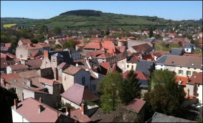 Ville de 5 800 habitants du sud du département de l'Allier, située dans la plaine de la Limagne :