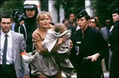 Quel homme politique a joué les héros pendant la prise d'otages de la maternelle de Neuilly ?