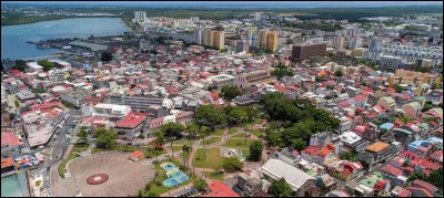 Où la sprinteuse Marie-José Pérec est-elle née ?