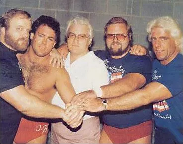 Quel est le nom de l'quipe compose de Ric Flair, Arn et Ole Anderson, et Tully Blanchard ?