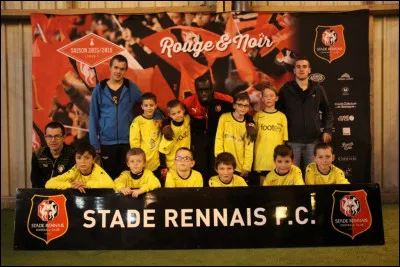 Lors de la "Piv'Cup" &agrave; Rennes, quel joueur du Stade Rennais &eacute;tait-il le coach des U10 ?