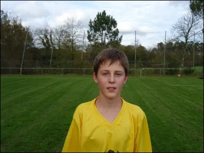 Qui est-ce ? Il est &eacute;ducateur d'une &eacute;quipe de jeunes !