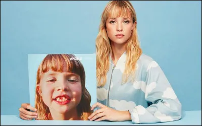 La journée se poursuit et je décide d'écouter un peu de musique. Par quel artiste Angèle est-elle accompagnée dans son titre "Oui ou non" ?