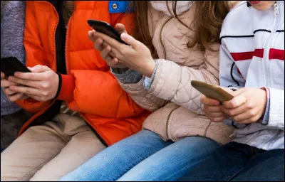 Je scrute alors les réseaux sociaux sur mon smartphone. Je rassemble chaque mois plus de 2 milliards d'utilisateurs à travers le monde. Quel réseau social suis-je ?