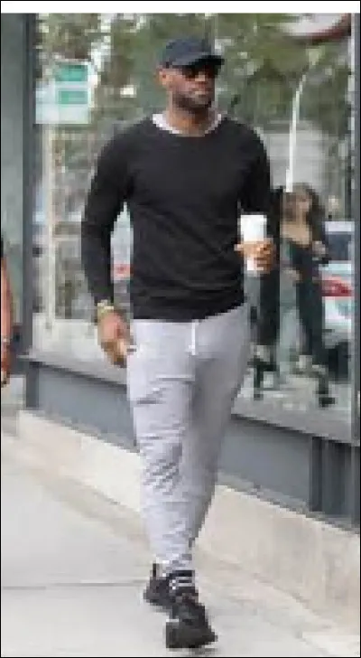 Où LeBron James joue-t-il ?