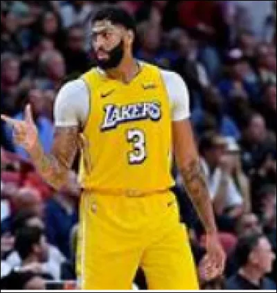 Contre qui Anthony Davis a-t-il été échangé quand il est allé aux Lakers ?