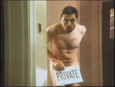 Toujours dans l'épisode de l'hôtel, pourquoi Mr Bean est à un moment tout nu ?
