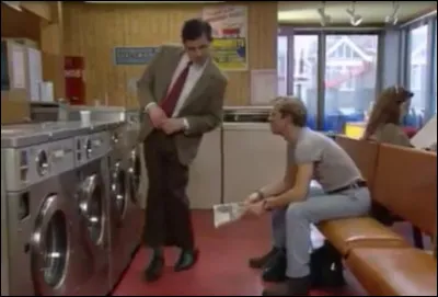 Dans l'épisode "À la laverie", pourquoi à un moment Mr Bean se cache pour se changer ?