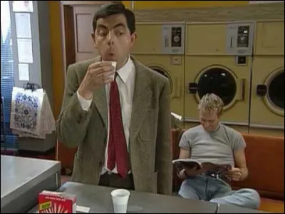 Toujours dans l'épisode de la laverie, avec quoi Mr Bean a-t-il échangé le gobelet de lessive ?