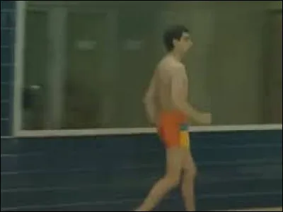 Toujours dans l'épisode à la piscine, quel malheur Mr Bean va avoir ?