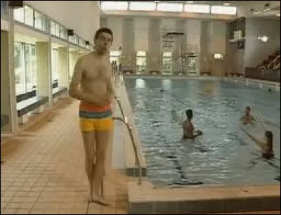 Toujours dans l'épisode à la piscine, pourquoi Mr Bean ne va pas dans le grand bassin ?
