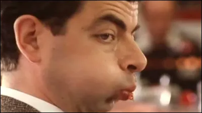 Toujours dans l'épisode "attention au bébé", qu'a mis Mr Bean dans sa bouche quand il joue au loto et qu'il recrache après l'avoir avalé ?