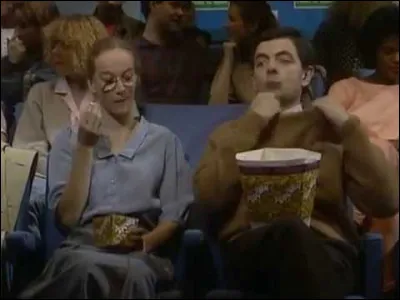 Dans l'épisode "au cinéma", quel genre de film regarde Mr Bean avec sa petite amie ?