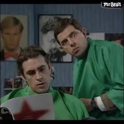 Toujours dans l'épisode du coiffeur, un moment Mr Bean profite que le coiffeur s'absente au téléphone pour faire croire qu'il est lui-même un coiffeur. Soudain, il reçoit un client qui lui demande de lui couper les fourches. Mr Bean fait alors une très grosse bêtise sur ce client ! Laquelle ?