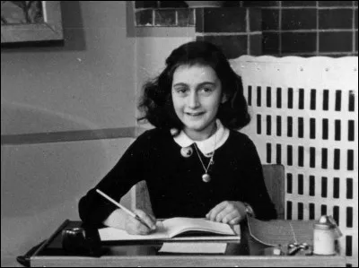 Pourquoi Anne Frank, une jeune fille juive née en Allemagne, est-elle surtout connue lors de la Seconde Guerre mondiale ?