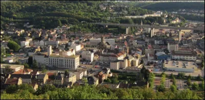 Ville de 15 000 habitants du département de la Moselle, située dans la vallée de la Fensch, ancien grand centre sidérurgique :