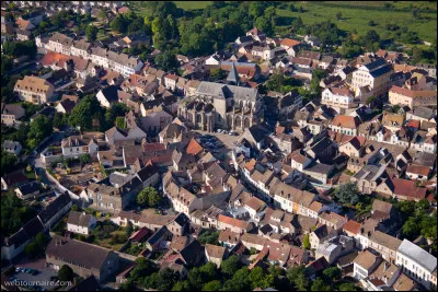 Petite ville d'Île-de-France, située dans l'ouest des Yvelines, proche de la plaine de Beauce :