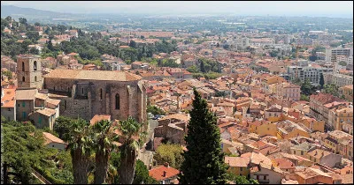 Ville de 55 000 habitants du département du Var, située sur le littoral à l'est de Toulon :
