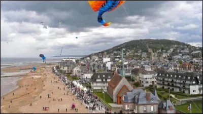 Station balnéaire du département du Calvados, sur la Côte Fleurie :