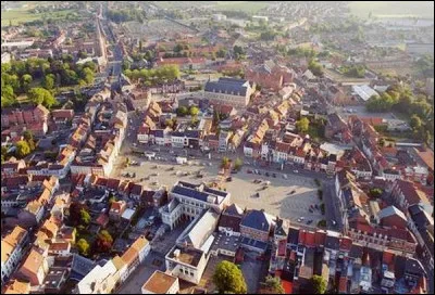 Ville de 22 000 habitants du département du Nord, située dans la plaine de Flandre :