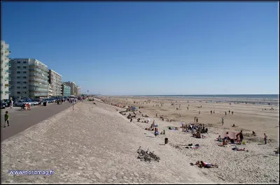 Petite ville littorale du Pas-de-Calais, station balnéaire de la Côte d'Opale :